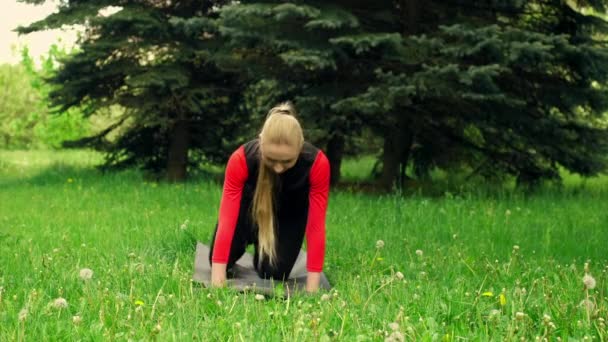 Der Knie Handgelenk Position Abduktion Des Gebeugten Beines Zur Seite — Stockvideo