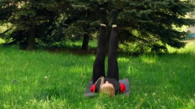 Dışarıda makas yapan bir kadın.