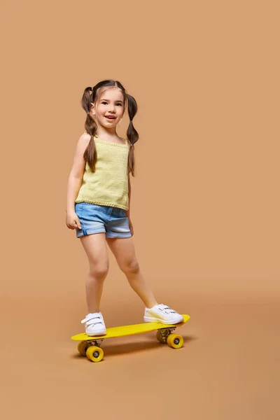 Junges Glückliches Mädchen Lernt Skateboard Fahren — Stockfoto