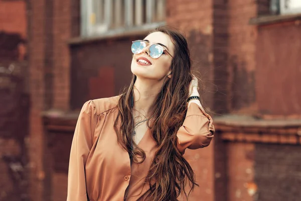 Portrait Jeune Femme Aux Longs Cheveux Bouclés Lunettes Soleil — Photo