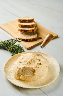 Baharatla karışık ekşi kaymak ve yaymak için bitkiler.