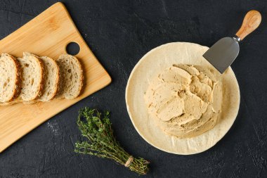 Ekşi kaymak, baharat ve bitkilerle harmanlanmış...