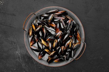 Koca bir tabak dolusu donmuş midye.