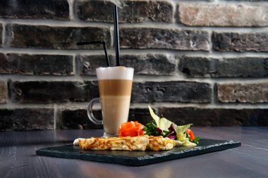 Somon balıklı omlet ve bir fincan latte.