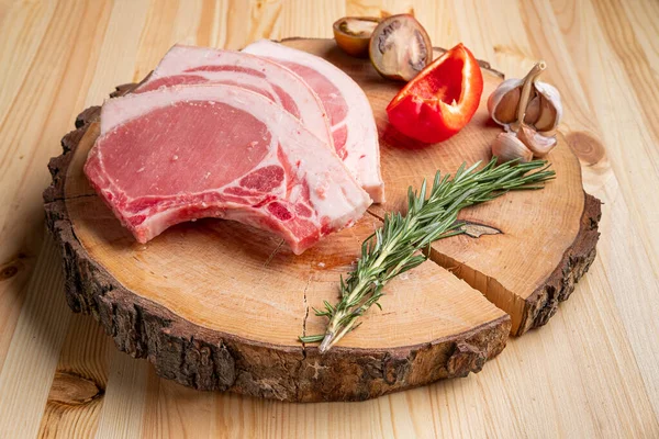 Rauwe Verse Varkensfilet Biefstuk Het Bot Houten Snijplank — Stockfoto