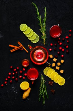 Kızılcık, zencefil, limon, bal ve naneli tonik karışımı.