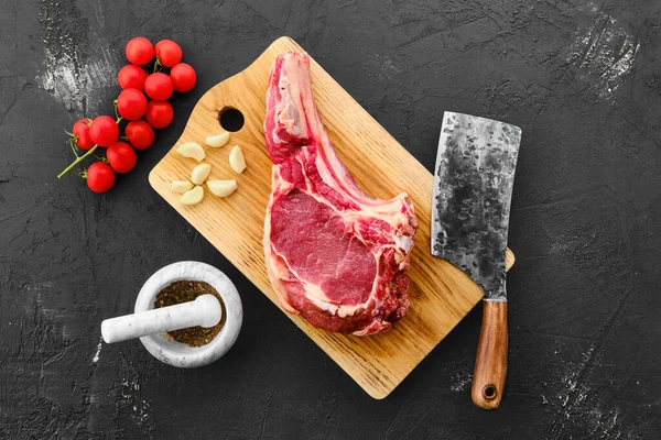 Bovenaanzicht Van Rundvlees Ribeye Steak Bone Met Specerijen Zwarte Achtergrond — Stockfoto