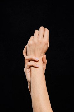 Kadın elleri koyu arkaplan üzerinde farklı jestler gösterir (kırpma yolu ile fotoğraf)