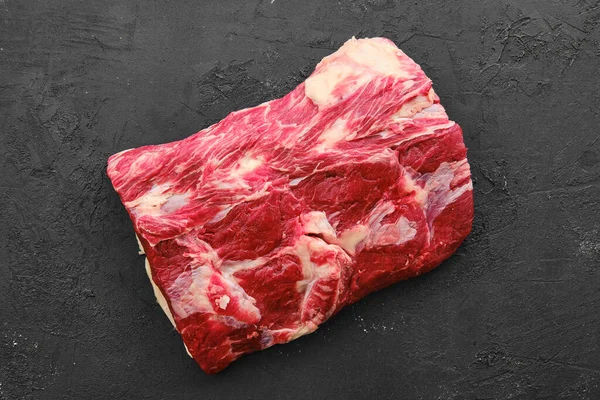 黒の背景に生の新鮮な牛肉のチャックセンターロースト — ストック写真