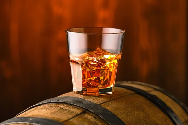 Verre Whisky Avec Glace Sur Dessus Tonneau — Photo
