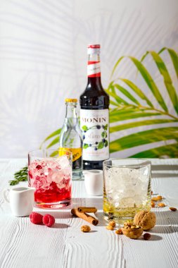 24 Nisan 2019, Minsk, Belarus - ferahlatıcı espresso ve tonik yaz içecekleri sert altyapı altında beyaz masada.