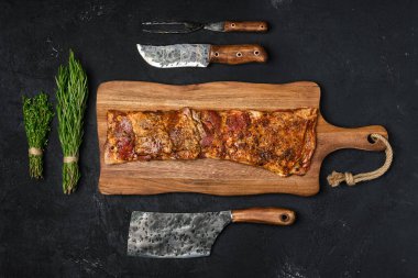 Ahşap kesme tahtasının üstünde ızgara kuzu kaburgası manzarası