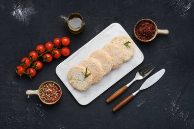 Yarı bitmiş tavuk pirzolası kızartılmaya hazır.