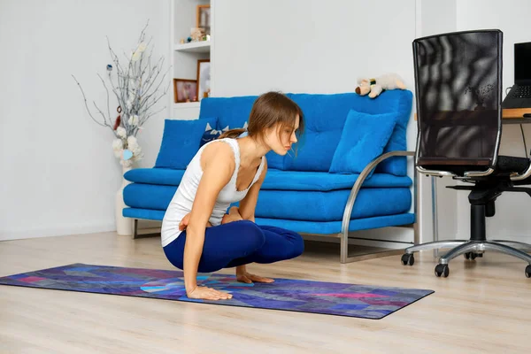 Junge Frau Macht Yoga Armbalanceübung Mit Überkreuzten Beinen — Stockfoto