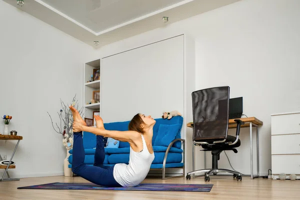 Junge Frau Übt Yoga Hause Bei Verbeugung Auf Matte — Stockfoto