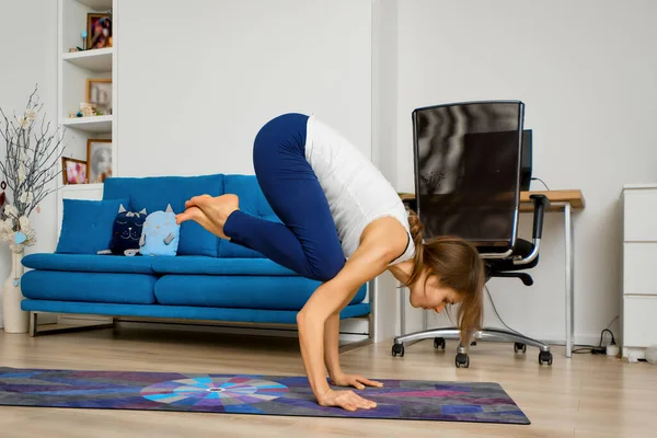 Mujer Joven Haciendo Ejercicio Equilibrio Brazo Yoga Pose Grúa —  Fotos de Stock