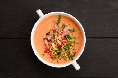 Ahşap zemin üzerinde karides olan kremalı sebze çorbası manzarası.