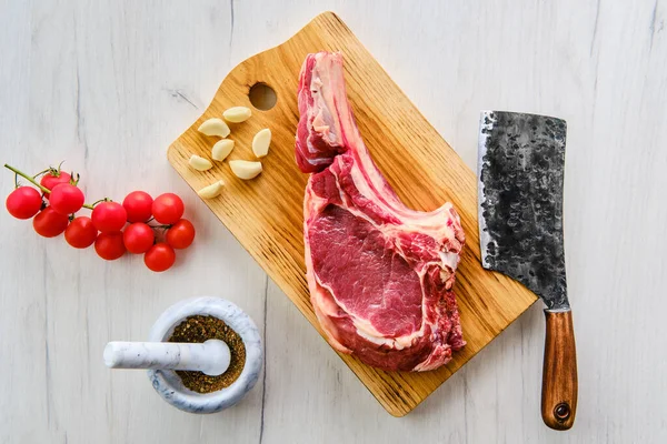 Carne Res Filete Ribeye Hueso Con Especias Tabla Cortar Madera — Foto de Stock