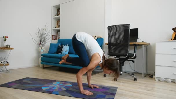 Ung Kvinna Gör Yoga Hemma Utför Armbalans Och Cobra Pose — Stockvideo