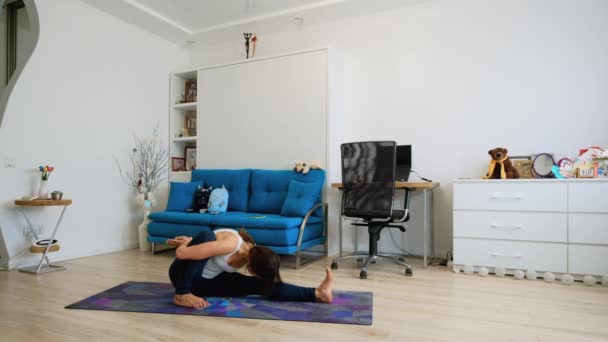 Junge Frau Yoga Pose Für Den Salbei Marichi Hause — Stockvideo