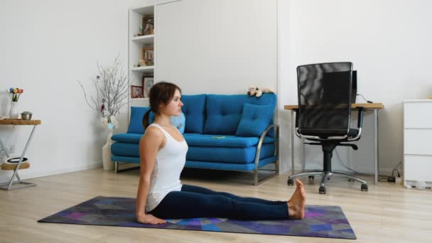 Jonge Vrouw Die Thuis Yoga Beoefent Zit Omgekeerde Positie — Stockvideo