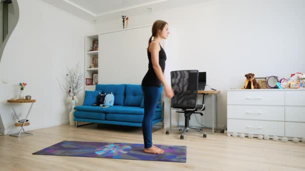 Giovane Donna Che Pratica Yoga Casa Riscaldamento — Video Stock