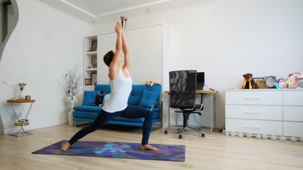 Jonge Vrouw Die Thuis Yoga Beoefent Staat Krijgerspositie — Stockvideo