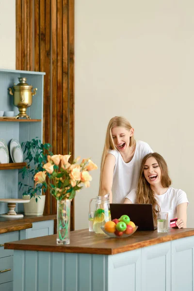 Duas Mulheres Jovens Bonitos Fazendo Compras Line Encontrar Discutir Bens — Fotografia de Stock