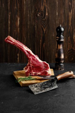 Tahta üzerinde çiğ pirzola.