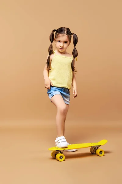 Malá Holka Učí Jezdit Skateboardu — Stock fotografie