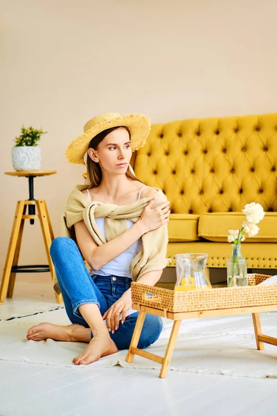 Menina Descalça Jeans Camisa Chapéu Palha Sentado Chão Perto Mesa — Fotografia de Stock