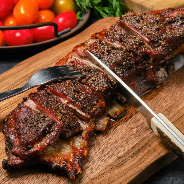 Vue Rapprochée Poitrine Agneau Grillé Rabat Sur Planche Découper Bois — Photo