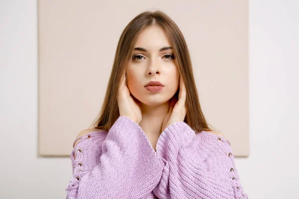 Jeune Femme Touchant Les Oreilles Avec Les Mains — Photo