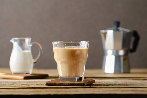 Café Gelado Com Cubos Gelo Leite Mesa Madeira — Fotografia de Stock