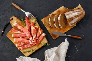 Ahşap kesme tahtasındaki jamon dilimlerinin genel görünümü