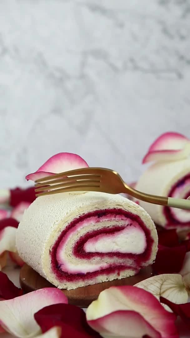 Rompre Gâteau Aux Framboises Avec Une Fourchette — Video