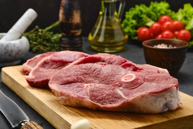 Baharatlı kuzu bifteği manzarasını kapat (ön plana odaklan)