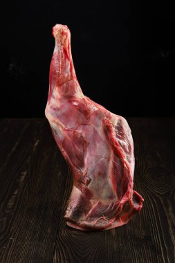 Çiğ dişi omuz boşluğu beyaza izole edilmiş.