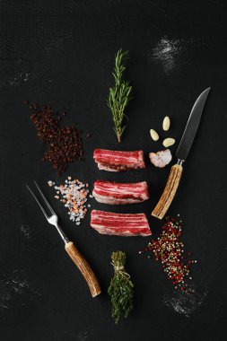 Ham sığır kaburgalarının üst görüntüsü, koyu arkaplanda kemikler