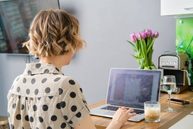 İş ortağına bilgisayar kullanarak video görüşmesi yapan bir kadının arka planda sanal internet sohbeti ile ekrana bakması.