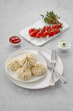 Donmuş yarı bitmiş khinkali kuzu etiyle doldurulmuş.