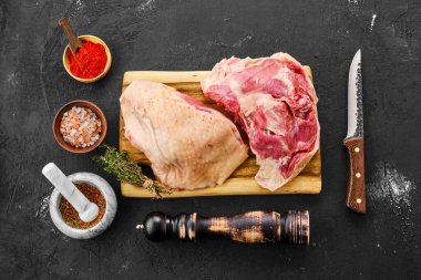 Baharatlı taze hindi butlarının üst görüntüsü.