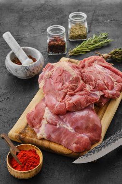 Çiğ, kemiksiz, baharatlı hindi budu.