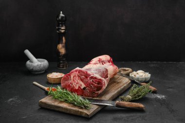 Çiğ et sapı, bütün, kesilmemiş.