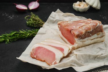 Ahşap kesme tahtasının üzerinde füme et.