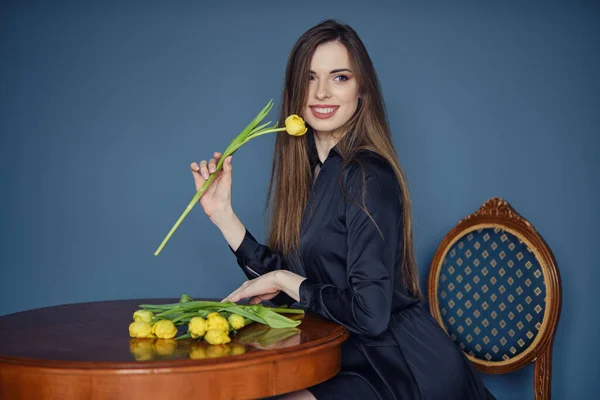 Bella Giovane Donna Siede Dietro Tavolo Stile Vittoriano Con Tulipani — Foto Stock