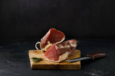 Kesme tahtasının üzerinde füme et var.