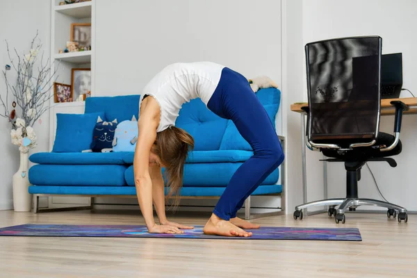 Young Woman Doing Upward Bow Yoga Pose Wheel Position — Stock Photo, Image