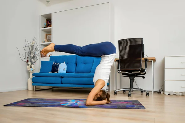 Young Woman Practicing Yoga Home Stands Supported Headstand Bent Legs — Stock Photo, Image