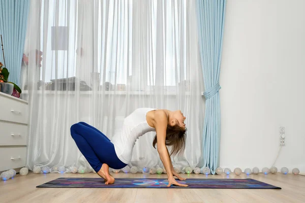 Junge Frau Praktiziert Yoga Hause Steht Auf Zehen Und Fingern — Stockfoto